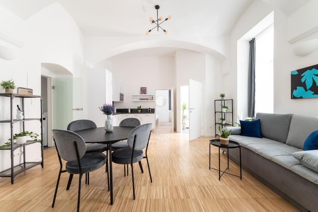 Spacious 2Br Near Attractions By Hm Vienna Exterior photo